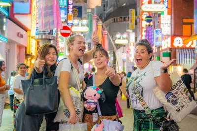 Sinta a energia de shibuya à noite — atravesse o famoso cruzamento, compartilhe pratos em um izakaya aconchegante, tome drinks no miyashita park e termine com risadas no karaokê. guia e entradas i