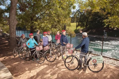 Erlebe austin auf einer geführten radtour – fahr den lady bird lake trail entlang, besuch das texas capitol und erkunde die congress avenue bridge. alle räder inklusive, mit lokalem guide.