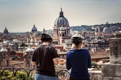 Recorre roma en e-bike cannondale, visita el coliseo, trastevere, fontana di trevi y disfruta un almuerzo con vino en trattoria. casco y guía incluidos.