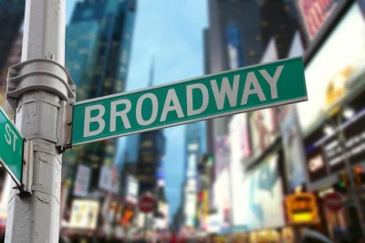 Explore o coração da broadway no theater district de nyc com um ator de verdade. conheça histórias dos bastidores, caminhe por times square e veja de perto os teatros icônicos.