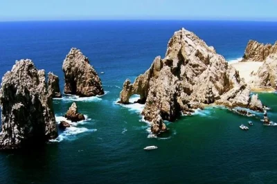 Vivi la brezza marina con un tour in barca di 45 minuti a cabo san lucas: visita el arco, lover’s beach e la colonia di leoni marini. orari flessibili, guida locale e sbarco in spiaggia inclusi.