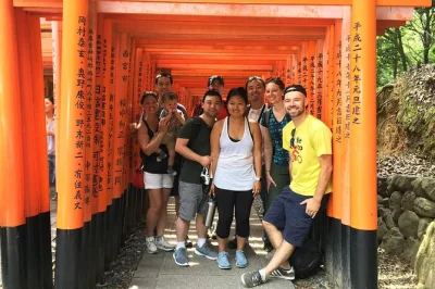 Recorre en bici las calles silenciosas de kyoto, explora el barrio de geishas en gion y pasea bajo los icónicos torii naranjas de fushimi inari en un tour guiado por la mañana. incluye bici, casco y