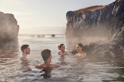 Scopri il calore della sky lagoon vicino a reykjavík, rilassati con il rituale in 7 passi e goditi il transfer privato dall’hotel per una fuga spa senza pensieri.