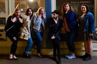 Erkunde san diegos gaslamp quarter mit einem true crime guide, höre gruselige geschichten aus der stingaree-zeit und besuche ein angeblich spukendes hotelzimmer. geführte tour inklusive.