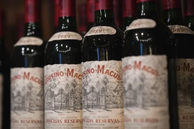 Découvrez le vignoble historique cousiño macul à santiago, dégustez des vins chiliens d’exception dans leurs caves d’origine et repartez avec un verre souvenir. accessible à tous.