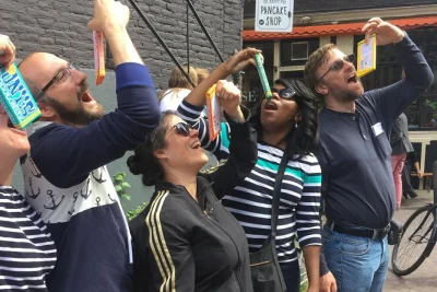 Explore as ruas à beira dos canais de amsterdam em um tour a pé em grupo pequeno, conheça a praça dam, o palácio real e muito mais com um guia local cheio de dicas personalizadas.