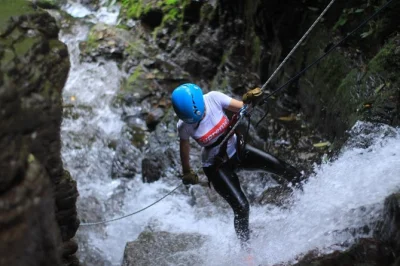 Vivez l’adrénaline du canyoning près du volcan arenal : 5 descentes en rappel, 2 tyroliennes, baignades en piscine naturelle et déjeuner typique costaricien. Équipement et guides bilingues inclu