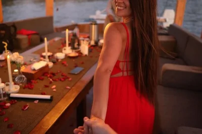 Siente la magia antigua de las pirámides de giza, frente a la esfinge, y navega en feluca privada por el nilo en el cairo con almuerzo incluido. recogida en hotel y guía egiptólogo.