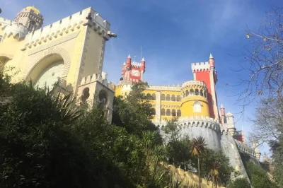 Descubre la magia de los palacios de sintra, pasea por los acantilados de cabo da roca y explora las callejuelas de pescadores en cascais. transporte privado, entrada sin esperas y guía local incluid