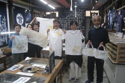Descubre el teñido roketsu en kyoto, crea tu propio diseño y llévate a casa una pieza textil única en solo 2 horas. incluye materiales y guía local.