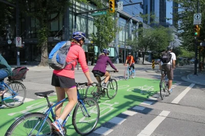 Découvrez vancouver à vélo pendant 3 heures, entre stanley park et le centre-ville, avec art autochtone, histoire urbaine et vues sur la seawall. vélo et guide inclus.