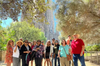 Sinta a energia de barcelona em um tour em grupo pequeno — pule as filas da sagrada família e do park güell, caminhe pelo bairro gótico e aproveite o transfer no hotel para explorar sem preocupa�