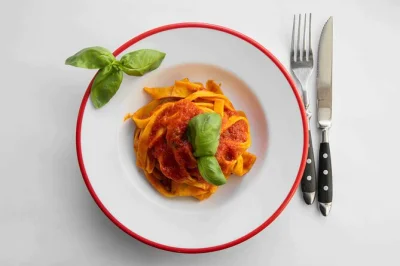 Apprenez à préparer fettuccine fraîches, raviolis et tiramisu au cœur de rome. atelier pratique avec chef, repas accompagné de vin et recettes à emporter.