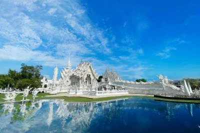 Descubre el templo blanco de chiang rai, navega por el mekong en el triángulo dorado y disfruta un almuerzo tailandés con recogida en hotel desde chiang mai.