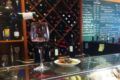 Recorre el este de retiro en madrid con un guía local, probando tapas gourmet y vinos españoles en cuatro gastrobars seleccionados. grupos pequeños, comida y bebida incluidas.