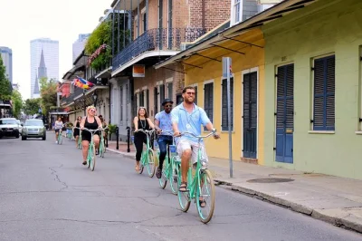 Entdecke new orleans auf einer kleinen fahrradtour durch fünf historische viertel mit spannenden geschichten, besuch des friedhofs und inklusive wasserflasche.