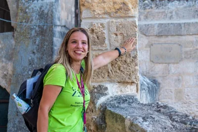 Descubra os antigos sassi de matera com guia local, visitando uma casa caverna, a catedral e as famosas igrejas rupestres. ingressos e fones para grupos inclusos.