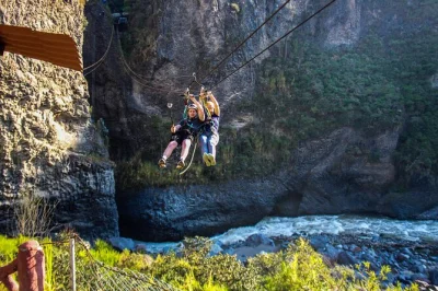 Vola per 350 metri sopra un canyon a baños. prova la zip line seduto o disteso, da solo o in coppia. tutta l’attrezzatura inclusa. prenota la tua avventura oggi!