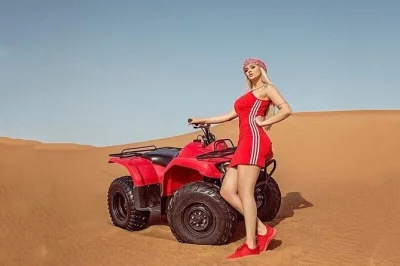 Siente la emoción del desierto de lahbab en dubái con quad, dune bashing, paseos en camello y espectáculos en vivo. incluye recogida, cena y guía local para una noche completa.
