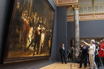 Descubra a história da holanda no rijksmuseum de amsterdam em um tour guiado de 2,5 horas. pule a fila, admire obras-primas e curiosidades, e ouça histórias incríveis com um guia especialista.