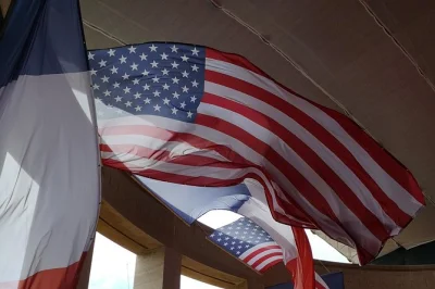 Explore as praias utah e omaha, visite o cemitério americano e conheça sainte-mère-Église com guia local. inclui transporte em bayeux. viva de perto a história da normandia na 2ª guerra.