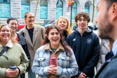 Erlebe vancouvers historische gebäude, genieße feine patisserie und höre spannende stadtgeschichten – inklusive exklusivem zugang zum marine building und süßen Überraschungen.