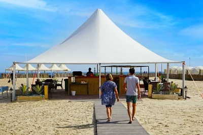 Qatar wüstensafari ab doha mit dune bashing, bbq am lagerfeuer und entspannen am inland sea – inkl. privatem guide und hoteltransfer.