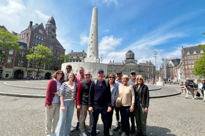 Descubra os canais de amsterdam, o bairro jordaan e jardins escondidos com um guia local em grupo pequeno. faça uma pausa em um café aconchegante durante o passeio.