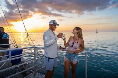 Key west, coucher de soleil, dauphins, vins de qualité et tapas du chef. profitez d’une balade en voilier avec guide local, boissons et snacks inclus. réservez vite !