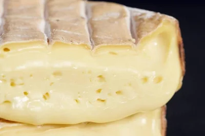 Private käse- und wein-tour im yarra valley für zwei personen. inklusive luxuriösem transport, handverlesenen verkostungen, 3-gänge-menü im domaine chandon und exklusivem champagner-erlebnis.