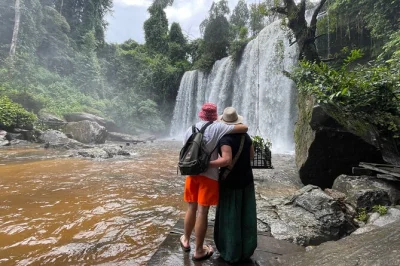 Comece seu passeio em siem reap com traslado no hotel, explore as esculturas de banteay srei, nade na cachoeira kulen e descubra as ruínas na selva de beng mealea com guia local.