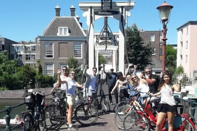 Explore amsterdam de bike com guia local: canais, arquitetura única e degustação de chocolate tony’s. inclui aluguel de bike, guloseimas e dicas exclusivas.