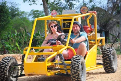 Sinta a adrenalina de um passeio de buggy em punta cana, nade em um cenote, prove chocolate fresco e depois faça um cruzeiro com snorkel na praia de bávaro, com lanches e transporte incluso.