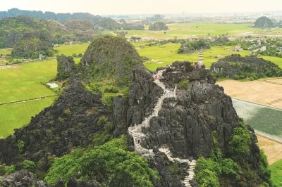 Explore ninh binh com passeio de barco em trang an, templos antigos de hoa lu e subida na montanha do dragão. inclui guia, traslado e almoço.