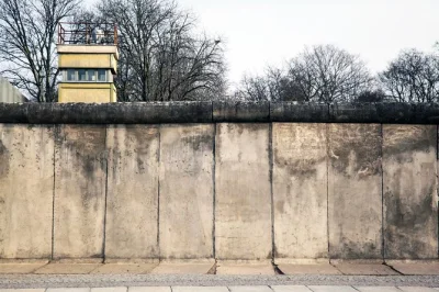 Plongez dans l’histoire de l’est berlinois lors d’une balade de 2 heures avec un guide local. découvrez le mur de berlin, le palais des larmes, mauerpark et écoutez des récits authentiques en