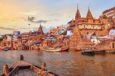 Siente la esencia de varanasi con un paseo en barco al amanecer por el ganges, paseos por templos, la paz de sarnath y la mágica aarti nocturna—guía privado, recogida en hotel y entradas incluidas