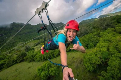 Sinta a adrenalina no tour adrenaline zipline em kauai—dispute corridas nas linhas gigantes, mergulhe em uma piscina natural de bambu e voe estilo superman na maior tirolesa do havaí. equipamento e