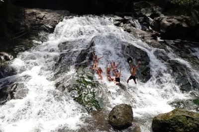 Scopri le cascate di ubud, esplora con guide locali e gusta un pranzo con vista sulle risaie. include trasferimento gratuito e biglietti d’ingresso.