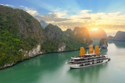 Descubre la bahía de halong y lan ha en un crucero boutique, navega en kayak hasta cuevas escondidas, aprende a preparar rollitos vietnamitas y despierta con el amanecer sobre el agua. incluye comida