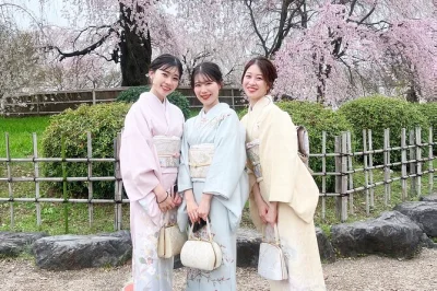 Descubre las calles antiguas de kioto vistiendo un kimono o yukata, con la ayuda amable del personal local. incluye vestido, accesorios y devolución flexible—ideal para familias.