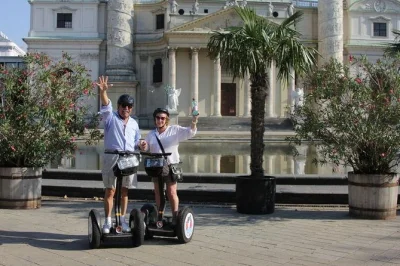 Scivola lungo la ringstrasse di vienna, il palazzo hofburg e il municipio in un tour in segway con guida locale. casco incluso, breve orientamento e gruppo ridotto per un’esperienza facile e diverte