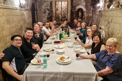 Découvrez rome la nuit dans le ghetto juif et campo de’ fiori avec un guide local, dégustez street food, vins et desserts. plus de 10 dégustations et boissons incluses.