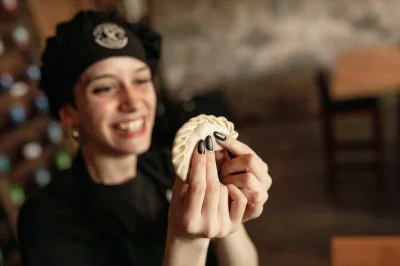 Disfruta una cena animada en puerto iguazú: prepara cócteles de malbec, aprende a hacer empanadas, prueba el mejor bife argentino y termina con mate. incluye maridaje y guía chef.