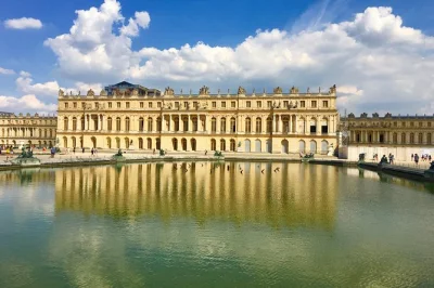 Découvrez versailles avec un guide privé, évitez la foule, admirez la galerie des glaces et les jardins, et profitez d’un transfert en mercedes depuis votre hôtel. tous les frais inclus.