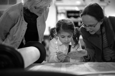 Step into budapest’s jewish quarter with a private guide, explore synagogues, wwii history, and taste local life. includes hotel pickup and flexible stops.