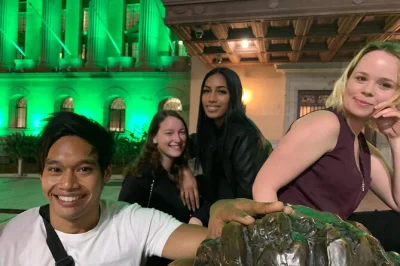 Erlebe brisbane bei nacht mit einer true crime tour. lausche spannenden geschichten, entdecke berüchtigte orte und tauche 90 minuten lang in die dunkle seite der stadt ein.