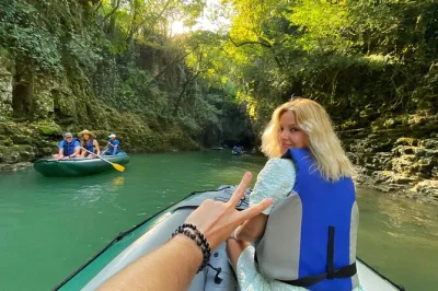 Découvrez les passerelles vertigineuses d’okatse, naviguez sous les cascades de martvili et explorez la mystérieuse grotte de prométhée, au départ de kutaisi avec guide et transport inclus.