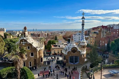 Descubra o park güell de gaudí em um tour privado em barcelona, com entrada sem filas e guia oficial. inclui headset para ouvir tudo com clareza e 75 minutos de histórias incríveis.