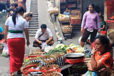 Scopri ubud al mattino con una passeggiata privata al mercato, scegli ingredienti freschi e cucina ricette tradizionali nella cucina di putu. include pickup e pranzo.