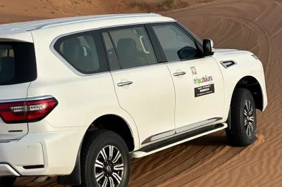 Explore o deserto de dubai com emoção no dune bashing, passeio de camelo, sandboard e um jantar com churrasco sob as estrelas. inclui traslado, shows ao vivo e guia local.